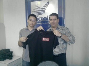 Bruno (á esq) ao lado do diretor comercial da unidade da Microlins Sto. Eduardo Douglas
